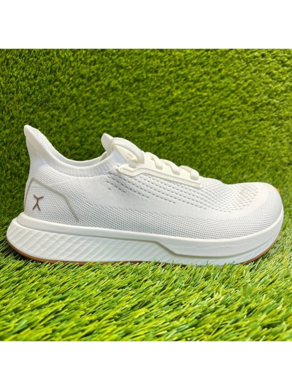 Flux Adapt Runner White Gum Womens Size 8.5 Mens Size 7 Running Athletic Shoes